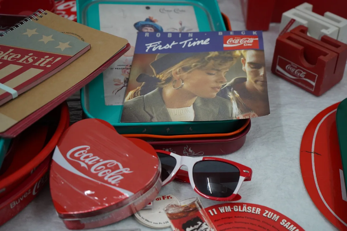 Man sieht Daniel Jaussi und seine Coca-Cola Sammlung.